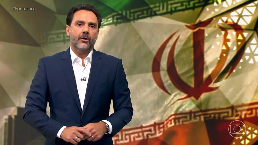 Paulo Renato Soares em trecho do Fantástico, com a bandeira do Irã no telão