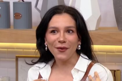 Priscilla gesticulando com as mãos na cozinha do Fica com a Gente