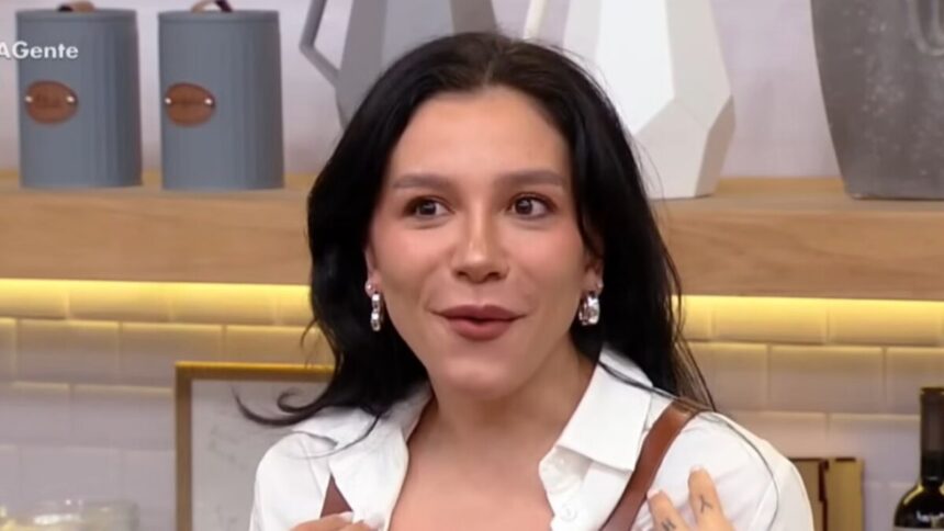 Priscilla gesticulando com as mãos na cozinha do Fica com a Gente