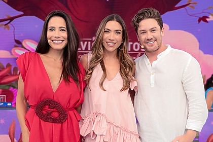Ju Knust, Patricia Abravanel e Leonardo Miggiorin abraçados no palco do Programa Silvio Santos