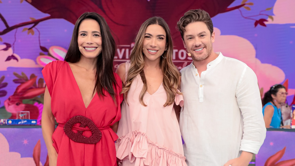 Ju Knust, Patricia Abravanel e Leonardo Miggiorin abraçados no palco do Programa Silvio Santos