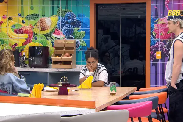 Ana Paula Renault, Milena e Juliano Floss na cozinha do BBB 26 único sinal disponível na hora