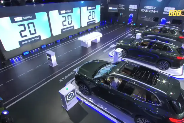 Três carros da geely estacionados no gramado do BB 26 na prova do finalista. Painéis de LED ligados mostram um tempo de execução