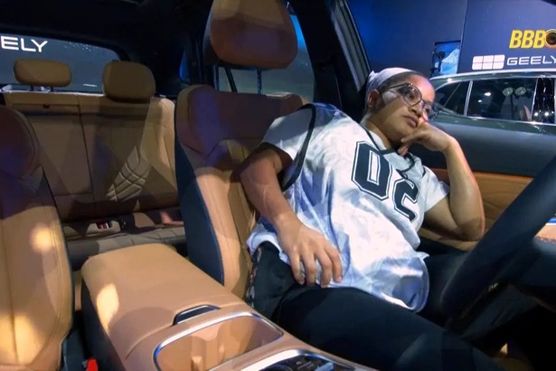 Milena se deita dentro do carro da Prova do Finalista do BBB 26
