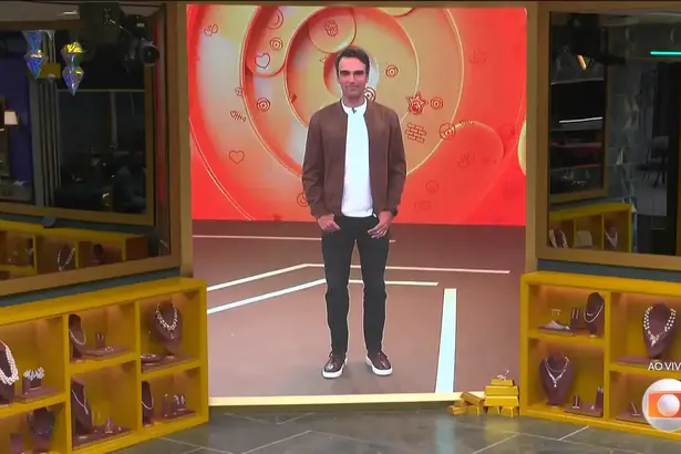 Tadeu surge no telão da sala do BBB 26 com semblante sério