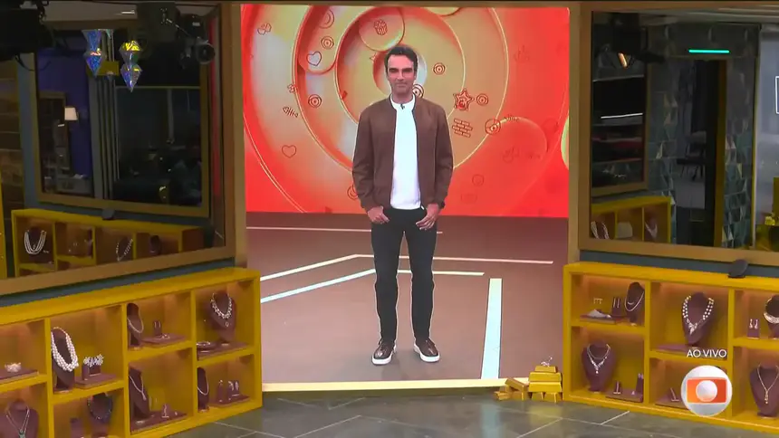 Tadeu surge no telão da sala do BBB 26 com semblante sério