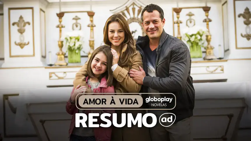 Klara Castanho, Paolla Oliveira e Malvino Salvador sorridentes nos bastidores de Amor à Vida na arte do resumo da novela