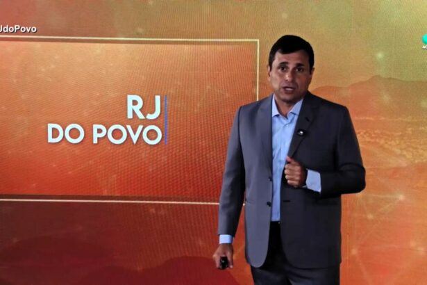 Fabio Barretto em frente ao telão com o logo do RJ do Povo no cenário da RedeTV!