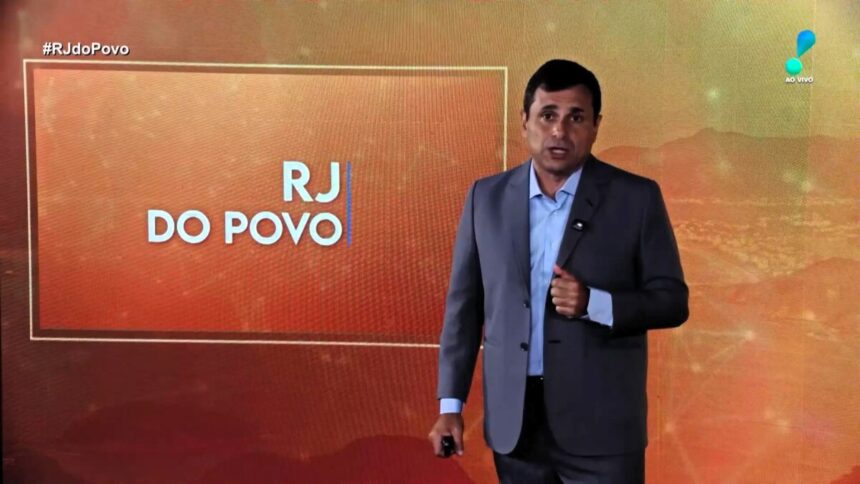 Fabio Barretto em frente ao telão com o logo do RJ do Povo no cenário da RedeTV!