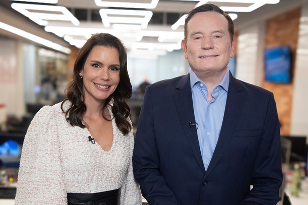 Roberto Cabrini e Camila Busnello nos bastidores do Domingo Espetacular