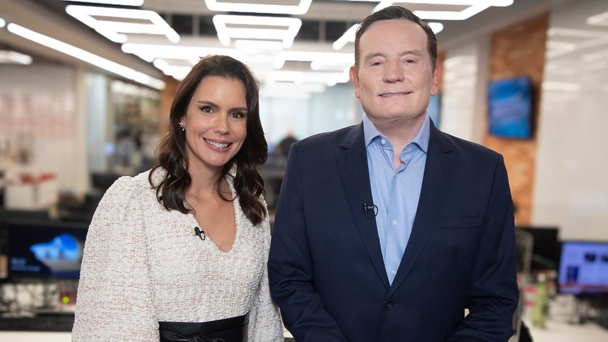 Roberto Cabrini e Camila Busnello nos bastidores do Domingo Espetacular