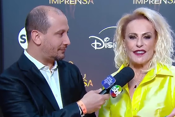 Repórter Rodrigo Assis e Ana Maria Braga no tapete vermelho do Troféu Imprensa