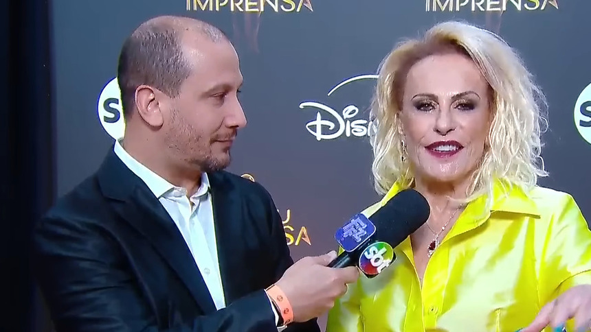 Repórter Rodrigo Assis e Ana Maria Braga no tapete vermelho do Troféu Imprensa