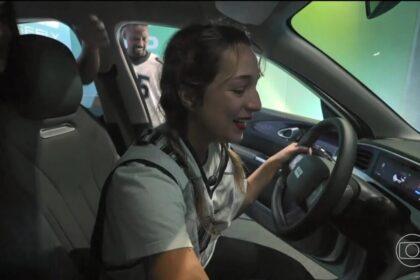 Samira chora dentro do carro enquanto toca no volante na Prova do Líder do BBB 26