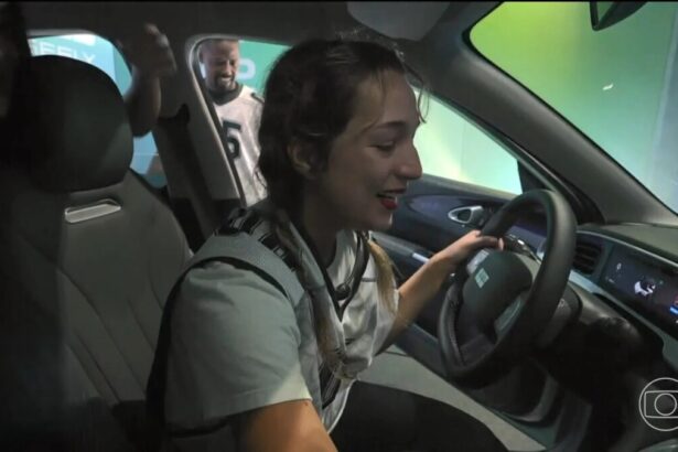 Samira chora dentro do carro enquanto toca no volante na Prova do Líder do BBB 26