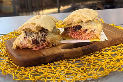 Sanduíche de ancho na churrasqueira em trecho de Receita do É de Casa
