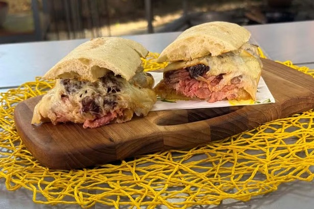 Sanduíche de ancho na churrasqueira em trecho de Receita do É de Casa