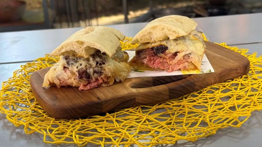 Sanduíche de ancho na churrasqueira em trecho de Receita do É de Casa