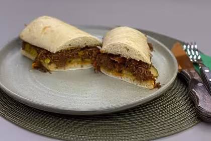 Sanduíche de carne louca em trecho de receita do É de Casa