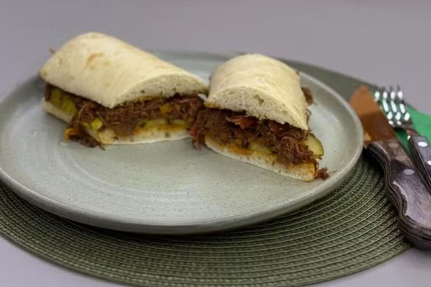 Sanduíche de carne louca em trecho de receita do É de Casa