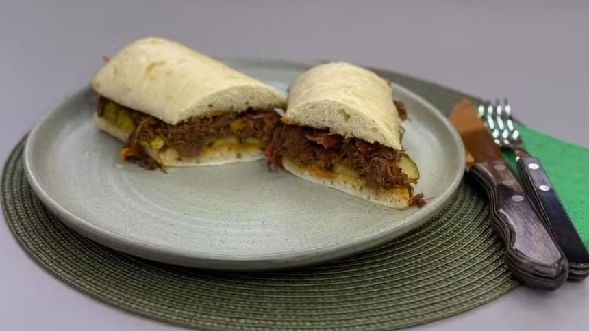 Sanduíche de carne louca em trecho de receita do É de Casa
