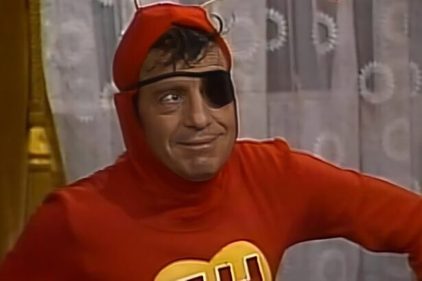 Chapolin com sua tradicional roupa vermelha e tapa olho em cena do seriado no SBT