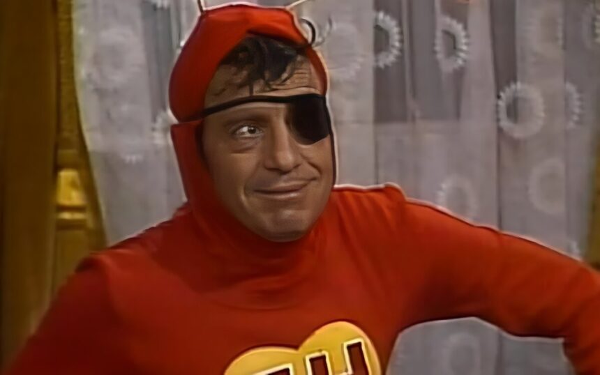 Chapolin com sua tradicional roupa vermelha e tapa olho em cena do seriado no SBT