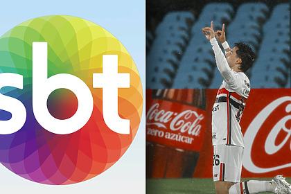 Logo do SBT dividindo tela com o jogador Damián Bobadilla, do Saõ Paulo, no chão levantando o dedo para o céu para comemorar o gol na Sul-Americana