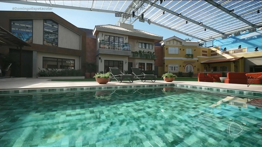 Sede da Casa do Patrão com três casas e uma grande piscina