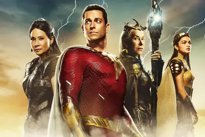 Protagonistas do filme SHAZAM! FÚRIA DOS DEUSES lado a lado em pôster do filme