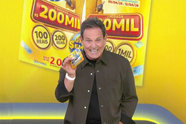 Luis Ricardo segura bilhete amarelo da Tele Sena Semanal edição 99