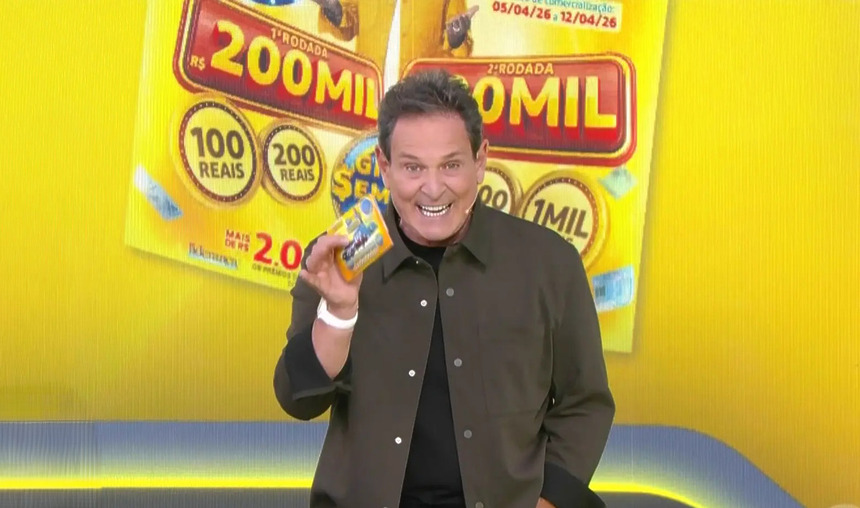 Luis Ricardo segura bilhete amarelo da Tele Sena Semanal edição 99