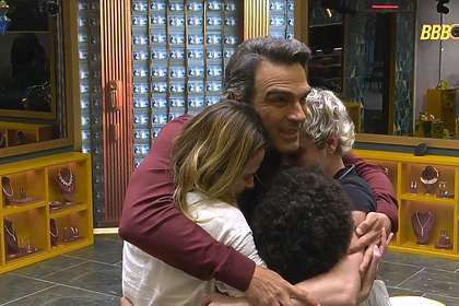 Tadeu abraça Ana Paula Renault, Milena e Juliano Floss na sala do BBB 26