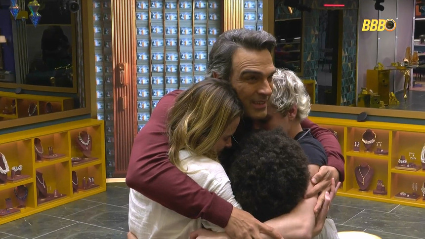 Tadeu abraça Ana Paula Renault, Milena e Juliano Floss na sala do BBB 26