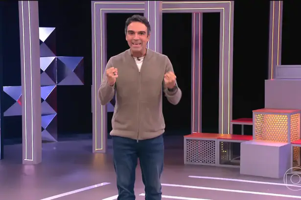 Tadeu Schmidt empolgado levanta os braços para anunciar as inscrições do BBB 26
