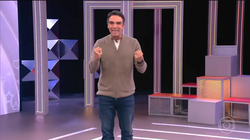 Tadeu Schmidt empolgado levanta os braços para anunciar as inscrições do BBB 26