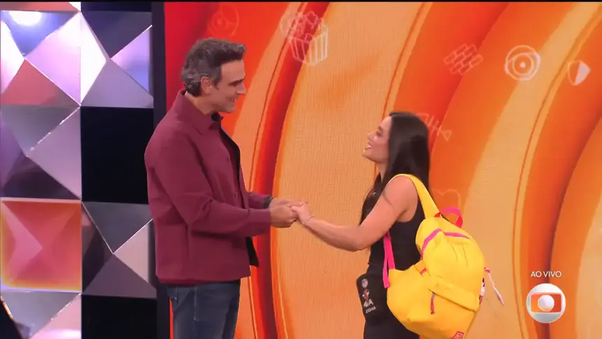 Tadeu dá as mãos para Jordana no cenário do BBB 26
