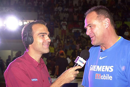 Tadeu Schmidt entrevista Oscar Schmidt com o microfone da Globo e Sportv