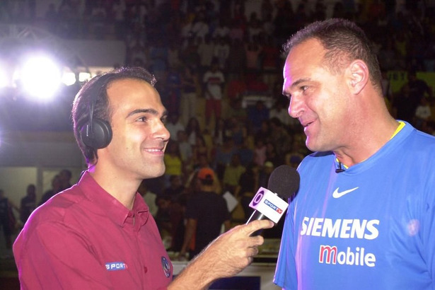 Tadeu Schmidt entrevista Oscar Schmidt com o microfone da Globo e Sportv