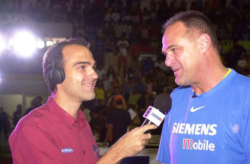 Tadeu Schmidt entrevista Oscar Schmidt com o microfone da Globo e Sportv