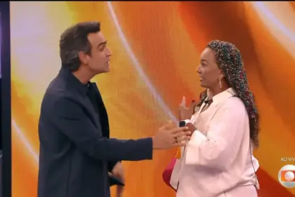 Tadeu Schmit toca na roupa de Solange Couto no cenário do BBB 26