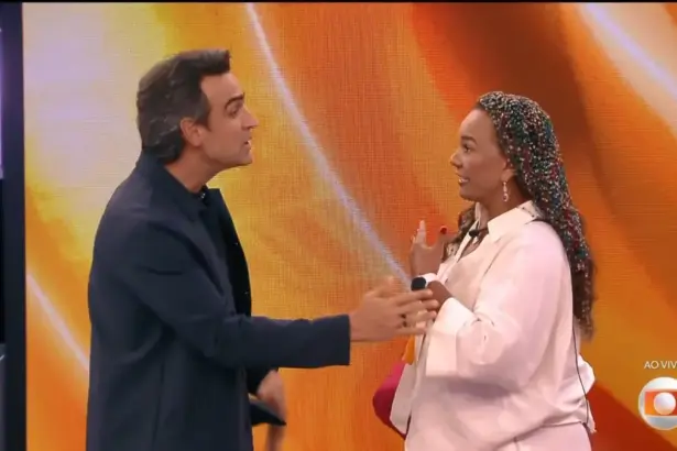 Tadeu Schmit toca na roupa de Solange Couto no cenário do BBB 26