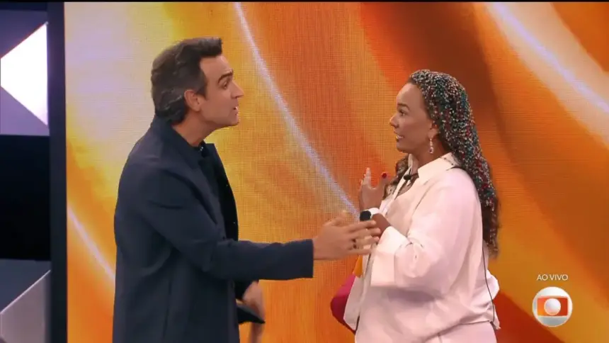 Tadeu Schmit toca na roupa de Solange Couto no cenário do BBB 26