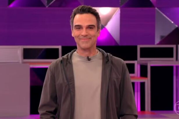 Tadeu Schmidt, sorriden no cenário do BBB 26, explicando a dinâmica da semana