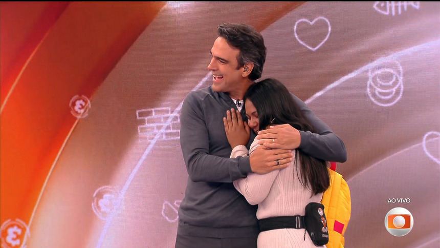 Tadeu Schmidt abraçando Chaiany no cenário do BBB 26 após a eliminação