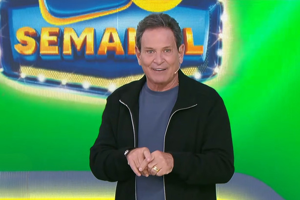 Luis Ricardo sorridente em frente ao telão com o bilhete verde da Tele Sena Semanal edição 98