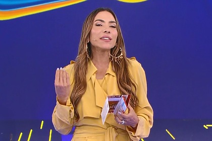 Patricia Abravanel segura bilhete em uma das mãos no palco do resultado do 1º sorteio da Tele Sena de Mães 2026
