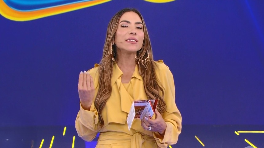 Patricia Abravanel segura bilhete em uma das mãos no palco do resultado do 1º sorteio da Tele Sena de Mães 2026