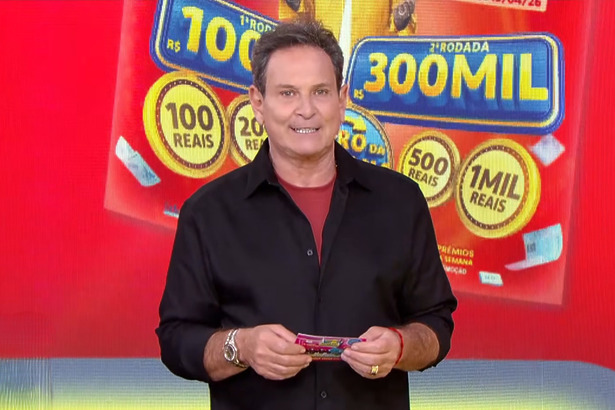 Luis Ricardo segura bilhete vermelho da Tele Sena Semanal edição 100