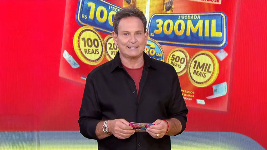 Luis Ricardo segura bilhete vermelho da Tele Sena Semanal edição 100